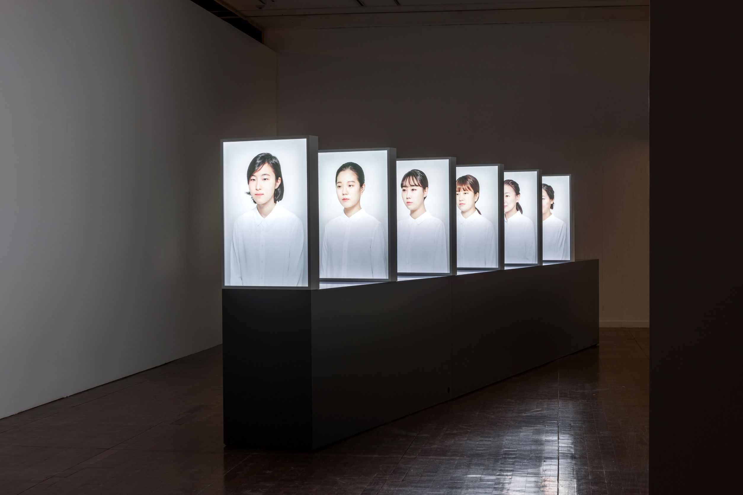 Joo Hwang, Vesti La Giubba, Lightbox Photography Installation, 190x65x560cm, 2016 SeMA Mediacity Biennale, (Photo: Seoul Museum of Art)