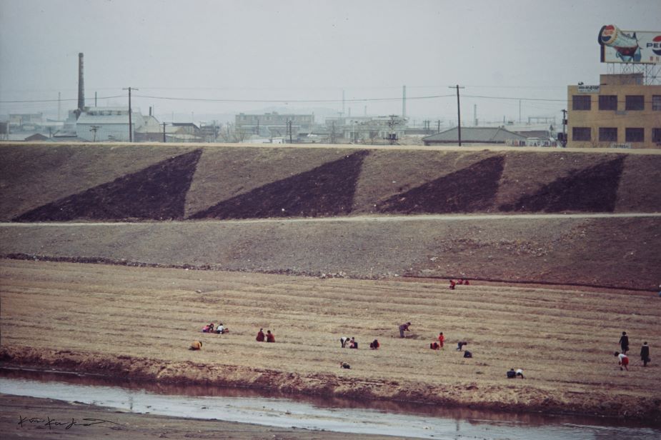 Kim Kulim, From Phenomenon to Traces, 1970 (Printed in 2000), Chromogenic color print on paper, 99 ×148 cm. MMCA Collection.