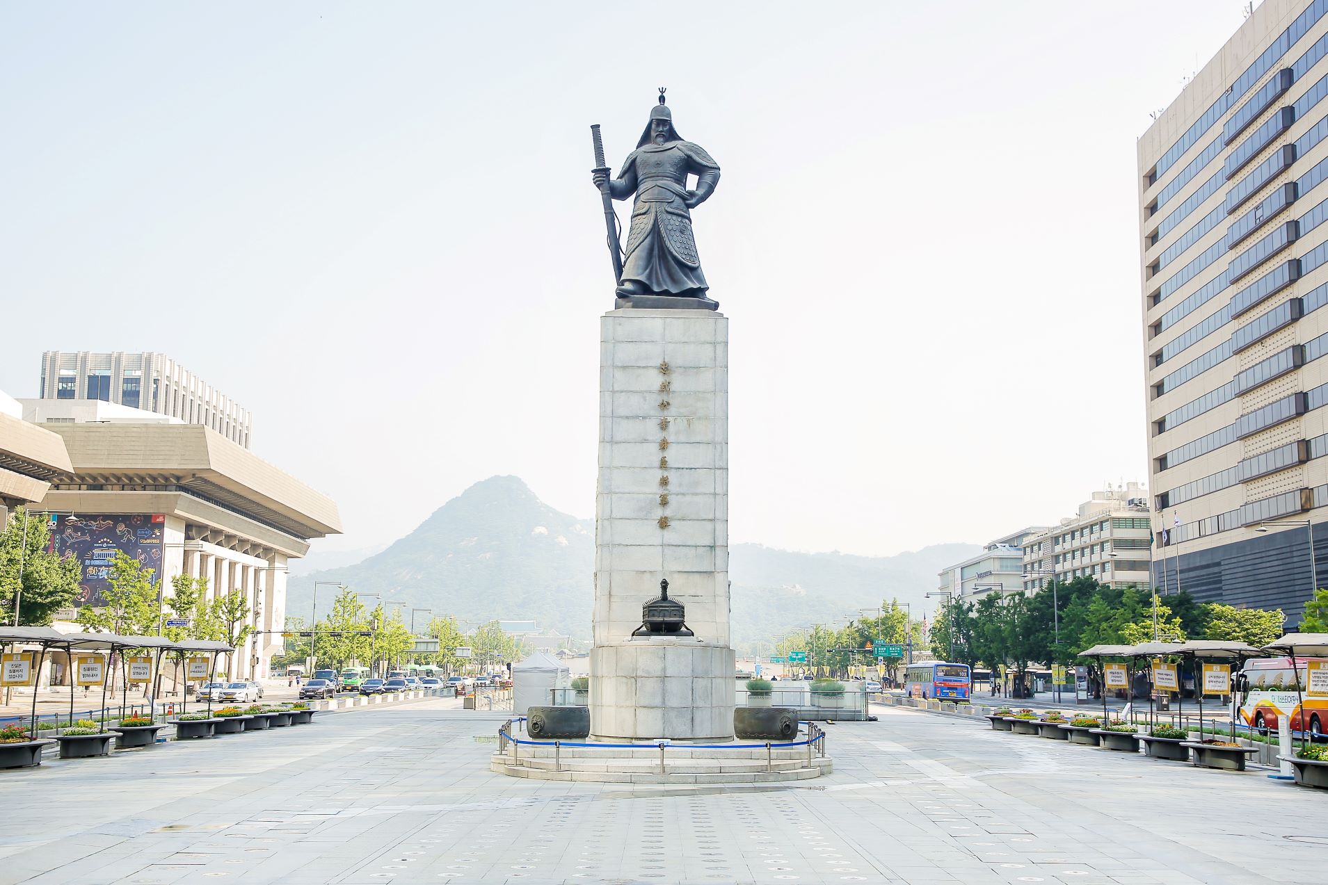 Movement of constructing statues of patriotic ancestors